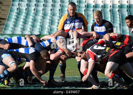 Sydney, Australien. 6. Juli 2014. Sydney Convicts Spieler (gestreifte Jersey) scrum unten im historischen Spiel gegen Macquarie University bei der Allianz-Stadion-Credit: MediaServicesAP/Alamy Live News Stockfoto