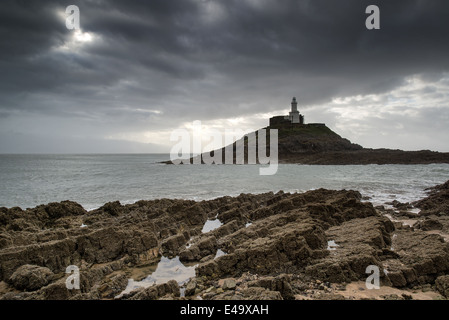 Leuchtturm auf der Landzunge mit Sonnenstrahlen über Meer Landschaft Stockfoto