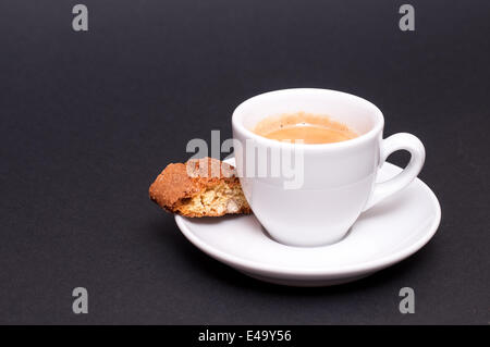 Tasse Espresso-Kaffeemaschine mit cantuccini Stockfoto