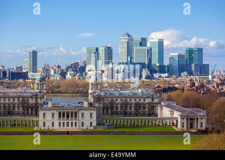 Blick auf das The Old Royal Naval College und Canary Wharf, genommen vom Greenwich Park, London, England, Vereinigtes Königreich, Europa Stockfoto