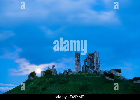 Corfe Castle und der Mond in der Nacht, Corfe, Dorset, England, Vereinigtes Königreich, Europa Stockfoto