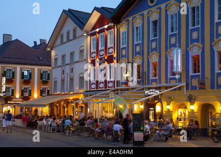 Restaurants auf dem Marktplatz bei Einbruch der Dunkelheit beleuchtet Mondsee, Mondsee See, Oberosterreich (Oberösterreich), Österreich, Europa Stockfoto