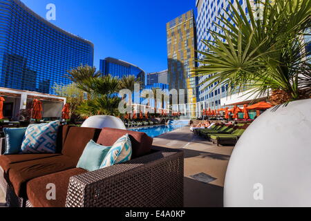 Am Pool entspannen, Mandarin Oriental, City Center, Las Vegas, Nevada, Vereinigte Staaten von Amerika, Nordamerika Stockfoto