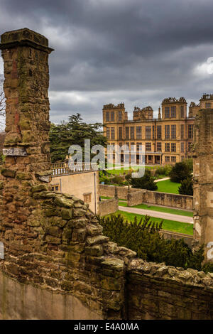 Alte und neue Hallen, Hardwick Hall, in der Nähe von Chesterfield, Derbyshire, England, Vereinigtes Königreich, Europa Stockfoto