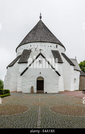 Außenansicht des 13. Jahrhunderts runden Design Osterlars Kirche, Bornholm, Dänemark, Skandinavien, Europa Stockfoto
