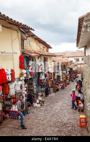 Geschäfte entlang der Inka Wand an der Hathunrumiyoq Street, Las Piedras del Los 12 Angulos (der Stein der 12 Winkel), Cuzco, Peru Stockfoto