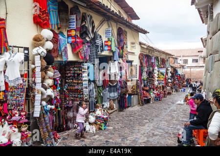 Geschäfte entlang der Inka Wand an der Hathunrumiyoq Street, Las Piedras del Los 12 Angulos (der Stein der 12 Winkel), Cuzco, Peru Stockfoto