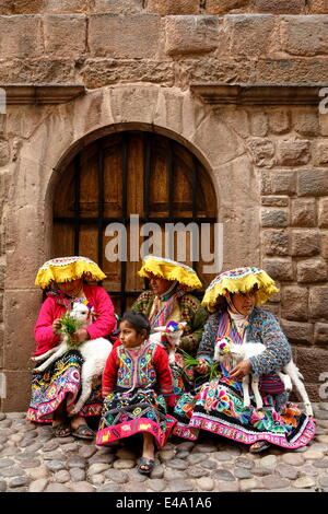 Quechua-Frauen in traditioneller Kleidung bei Calle Loreto, Cuzco, Peru, Südamerika Stockfoto