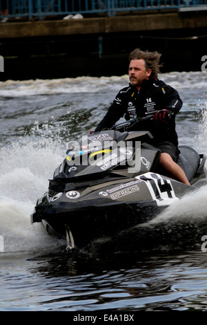 Ein Mann fährt mit seinem Jetski auf dem Festival in Västerås, Schweden Stockfoto