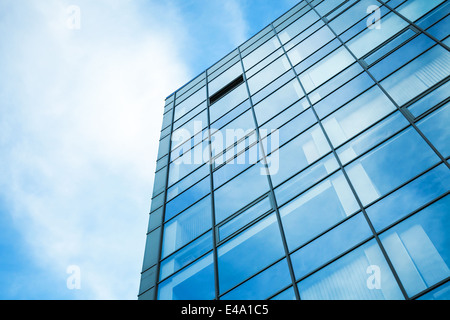 Modernes Bürogebäude Wand hergestellt aus Stahl und Glas mit blauem Himmel Stockfoto