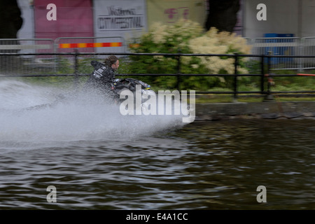 Ein Mann fährt mit seinem Jetski auf dem Festival in Västerås, Schweden Stockfoto