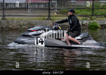 Ein Mann fährt mit seinem Jetski auf dem Festival in Västerås, Schweden Stockfoto