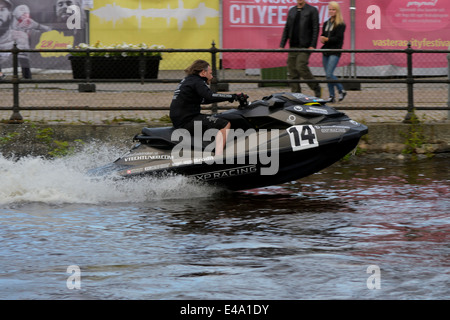 Ein Mann fährt mit seinem Jetski auf dem Festival in Västerås, Schweden Stockfoto