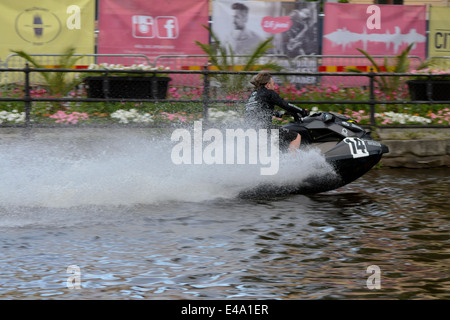 Ein Mann fährt mit seinem Jetski auf dem Festival in Västerås, Schweden Stockfoto