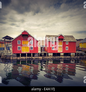 Rote und gelbe Holzhäuser im norwegischen Fischerdorf. Getönten Effekt Stockfoto