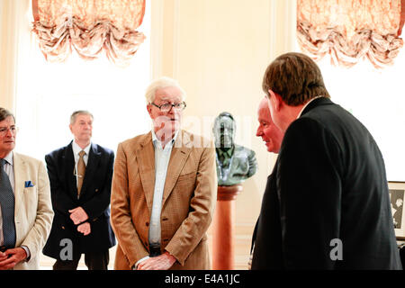 Salisbury, UK. 5. Juli 2014. Herr Hurd besucht Arundells, die in der Nähe, Salisbury, Heimat des verstorbenen Sir Edward Heath auf Samstag, 5. Juli 2014, Sir Edward Studie zu den öffentlichen Krediten zu öffnen: John Rose Fotografie/Alamy Live News Stockfoto