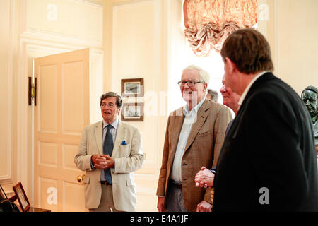 Salisbury, UK. 5. Juli 2014. Herr Hurd besucht Arundells, die in der Nähe, Salisbury, Heimat des verstorbenen Sir Edward Heath auf Samstag, 5. Juli 2014, Sir Edward Studie zu den öffentlichen Krediten zu öffnen: John Rose Fotografie/Alamy Live News Stockfoto