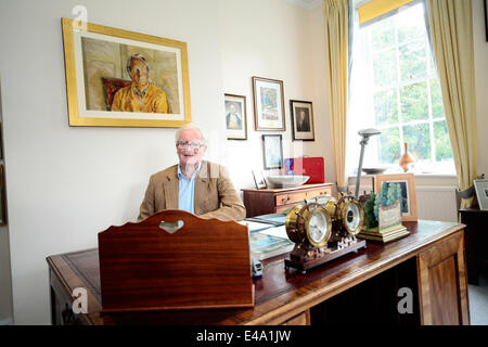 Salisbury, UK. 5. Juli 2014. Lord Hurd sitzt am Schreibtisch Sir Edward Heath zu Arundells, die in der Nähe, Salisbury, Heimat des verstorbenen Sir Edward Heath auf Samstag, 5. Juli 2014 nach dem Öffnen der Studie an die Öffentlichkeit. Die Rezeption war einst im Besitz von ehemaligen Premierminister David Lloyd George Credit: John Rose Fotografie/Alamy Live News Stockfoto