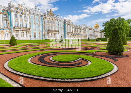 Blick auf die französischen Stil angelegten Gärten im Katharinenpalast, Tsarskoe Selo, St. Petersburg, Russland, Europa Stockfoto