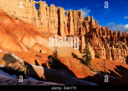 Wanderer vor Wand von Fenstern beleuchtet von Morgensonne, eisigen Peekaboo Loop Trail, Bryce-Canyon-Nationalpark, Utah, USA Stockfoto