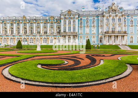 Blick auf die französischen Stil angelegten Gärten im Katharinenpalast, Tsarskoe Selo, St. Petersburg, Russland, Europa Stockfoto