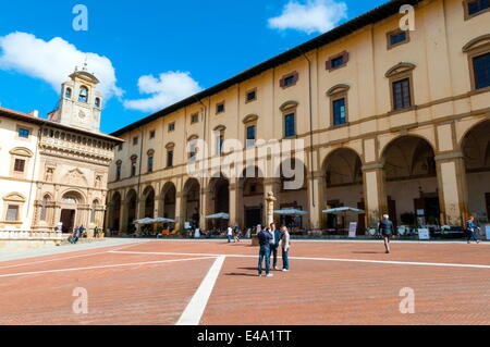 Die Gebäude der Fraternita dei Laici und die Loggia von Vasari, Piazza Vasari (Piazza Grande), Arezzo, Toskana, Italien, Europa Stockfoto