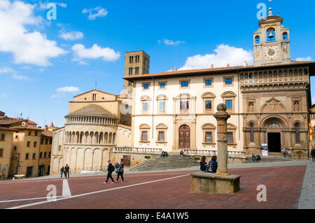 Die Gebäude der Fraternita dei Laici und Kirche von Santa Maria della Pieve, Piazza Vasari, Piazza Grande, Arezzo, Toskana, Italien Stockfoto