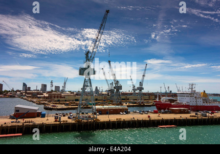 Docks und Krane in Portsmouth Hafen Hafen England Stockfoto