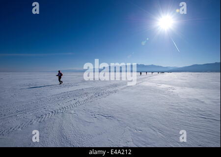 Die 10. Baikal Ice Marathon-Läufer laufen auf die Eisfläche des weltweit größten Süßwassersee, Sibirien, Russland Stockfoto