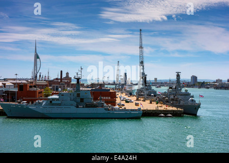 Marineschiffe mit Kränen und blauer Himmel in Portsmouth Hafen Hafen England Stockfoto