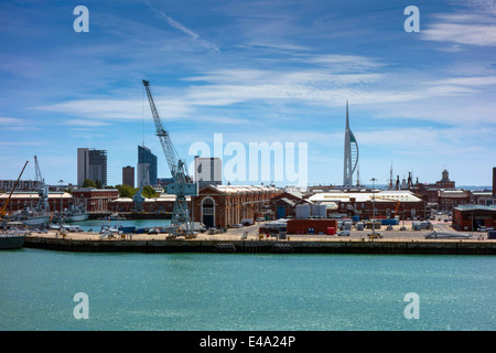 Portsmouth Hafen Hafen mit Kränen und blauer Himmel England Stockfoto