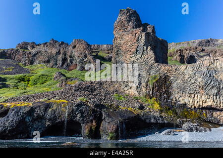 Erstaunliche Beispiele von säulenförmigen Basalt an der südlichen Küste der Diskoinsel, Kuannersuit, Grönland, Polarregionen Stockfoto