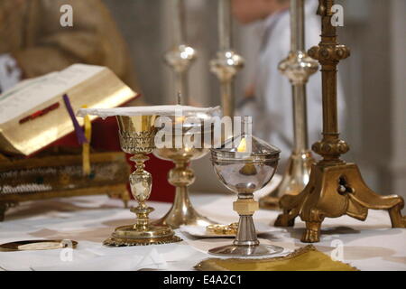 Kelch und Ziborium, Villemomble, Seine-Saint-Denis, Frankreich, Europa Stockfoto