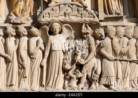 St. Michael Wiegen der Seelen, Portal des jüngsten Gerichts, Westfassade, Kathedrale Notre-Dame de Paris, Paris, Frankreich Stockfoto