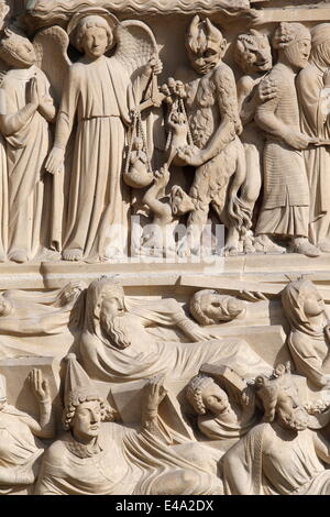 St. Michael mit einem Gewicht von Seelen und die Auferstehung von den Toten, letztes Urteil, Kathedrale Notre-Dame de Paris, Paris, Frankreich Stockfoto