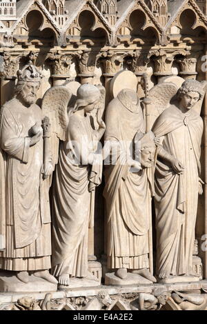 St. Denis hielt seinen Kopf, flankiert von zwei Engeln, natives Portal, Westfassade, Kathedrale Notre-Dame de Paris, Paris, Frankreich Stockfoto