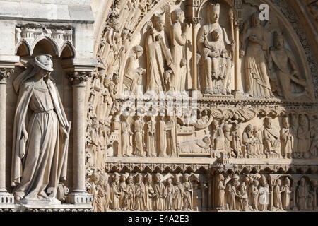 Statue der Synagoge, St. Anne Portal, Westfassade, Kathedrale Notre-Dame de Paris, Paris, Frankreich Stockfoto