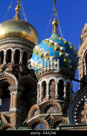 Kuppeln. Kirche des Erlösers auf Auferstehungskirche (Auferstehungskirche), St. Petersburg, Russland, Europa Stockfoto