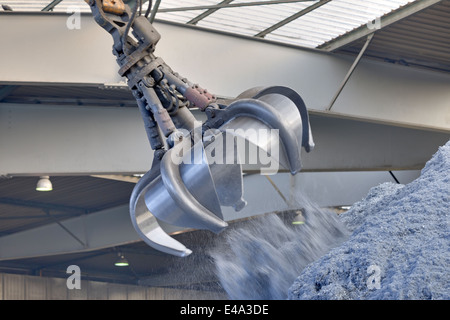 Greifer greifen Alu-chips in einem Schrott recycling-Anlage Stockfoto