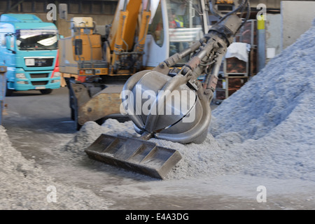 Greifer greifen Alu-chips in einem Schrott recycling-Anlage Stockfoto