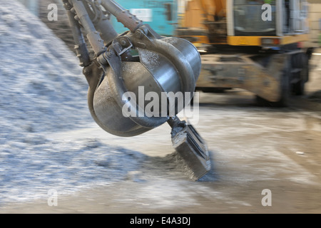 Greifer greifen Alu-chips in einem Schrott recycling-Anlage Stockfoto