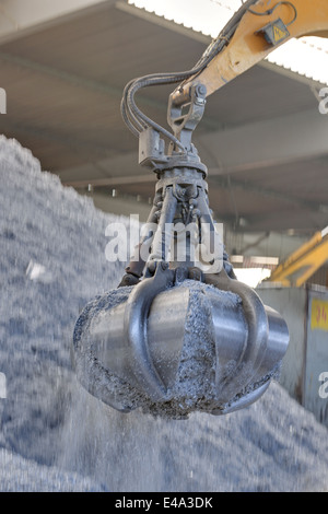 Greifer greifen Alu-chips in einem Schrott recycling-Anlage Stockfoto