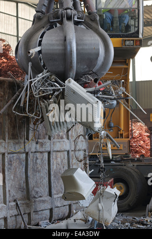 Greifer greifen Schrott in einem Schrott recycling-Anlage Stockfoto