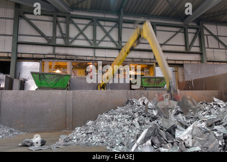 Greifer greifen Aluminium Brocken in ein Schrott recycling-Anlage Stockfoto