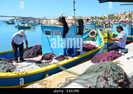 Fischer auf Luzzu Hafen, Marsaxlokk, Marsaxlokk, South Eastern District, Malta Xlokk Region, Republik Malta Stockfoto