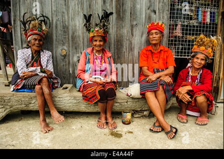 Traditionell gekleidete Ifugao Frauen sitzen in Banaue, UNESCO, nördlichen Luzon, Philippinen, Südostasien Stockfoto