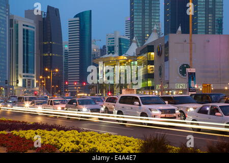 Zeitgenössische Architektur und Verkehr in der Abenddämmerung in City Centre, Doha, Katar, Nahost Stockfoto