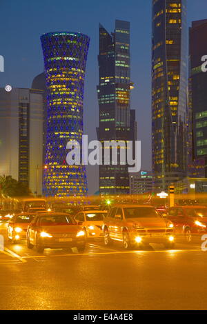 Zeitgenössische Architektur und Verkehr in der Abenddämmerung in City Centre, Doha, Katar, Nahost Stockfoto