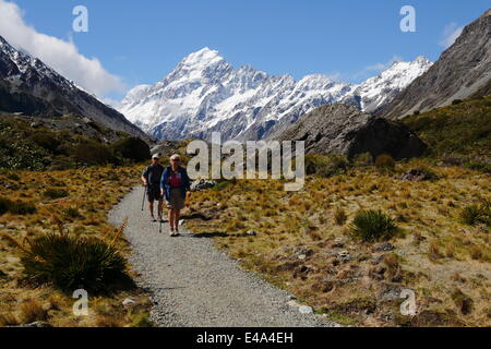 Wanderer auf Hooker Valley Track mit Mount Cook, Mount Cook National Park, UNESCO, Südinsel, Neuseeland Stockfoto