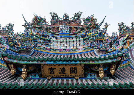 Bunt verzierte Dach, Guandu Tempel, Guandu, Taipeh, Taiwan, Asien Stockfoto